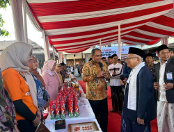 Serahkan Fisik Emas Pospay Gold, Pos Indonesia Dukung UMKM Ponpes Buntet