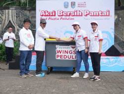 Berkolaborasi dengan Pemda – Yayasan WINGS Peduli Gelar Aksi Bersih Pantai Boom Tuban