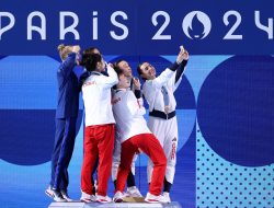 Senyum Kemenangan Dibagikan Dengan Galaxy Z Flip6 Edisi Olimpiade Oleh Para Juara Olimpiade Paris 2024