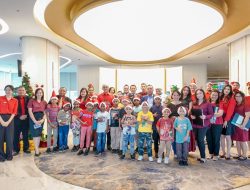 Atria Hotel and Residences Gading Serpong Nyalakan Pohon Natal Bersama Anak-Anak Tangan Kasih