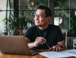 Kacamata Progresif Bikin Pusing? Penyebab dan Cara Memilihnya yang Nyaman