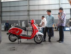 United E-Motor C2000 Edisi Merah Putih, Jadi Pilihan Wapres Gibran Saat Kunjungan ke Pabrik